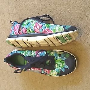 Women's Floral Skechers Sneakers, Size 7